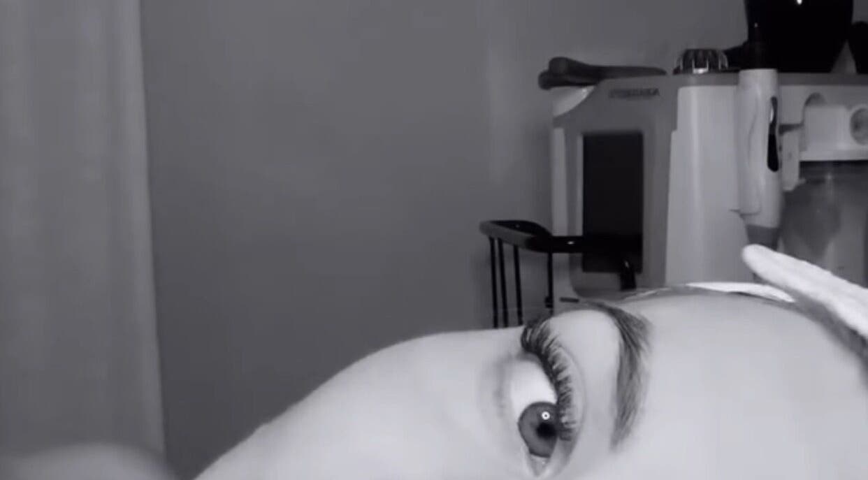 Avslappnad kund på Jac Ferrer wellness i Stockholm, Stockholms Län, SE, redo för behandling.