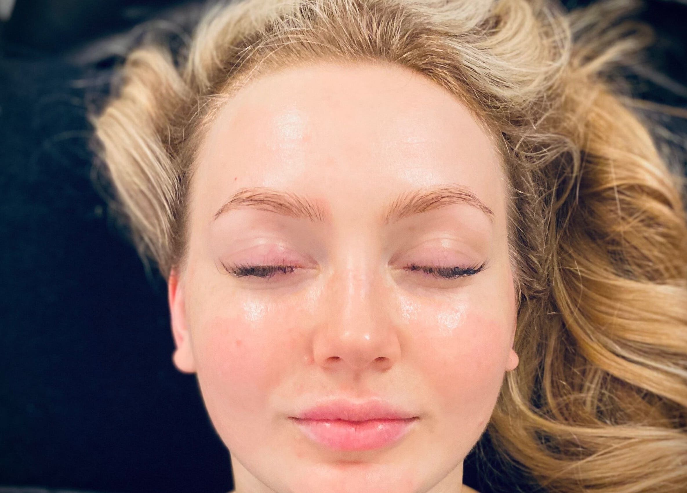 Avslappnad kvinna efter behandling på Jac Ferrer wellness, Stockholm, Stockholms Län, SE.