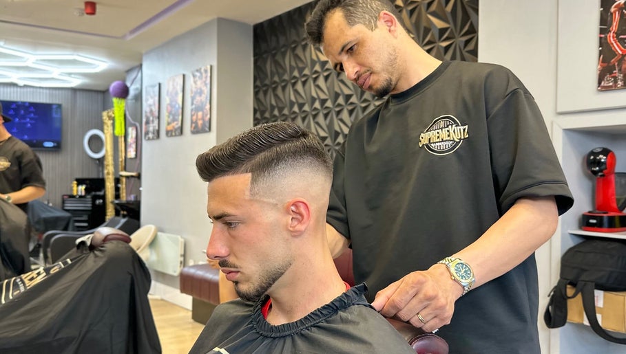 Professional haircut at Nilson|Barbeiro in Dublin, County Dublin, IE, showcasing expert grooming skills.