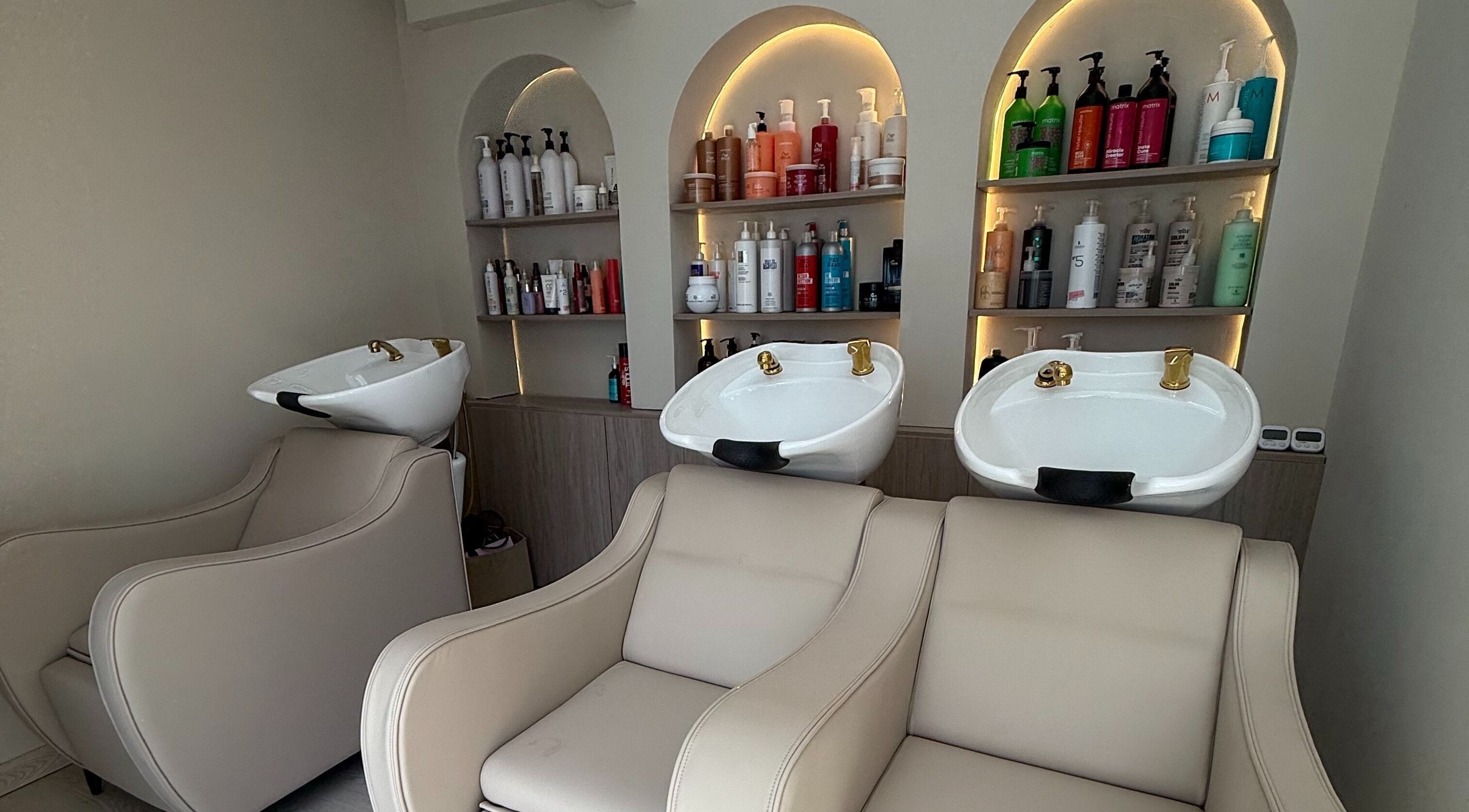 Lavacabezas moderno en Tress Hair Lab, Santo Domingo, Distrito Nacional, DO, equipado con productos de belleza.