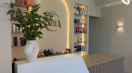 Mostrador moderno de Tress Hair Lab en Santo Domingo, Distrito Nacional, DO, con estanterías y planta decorativa.
