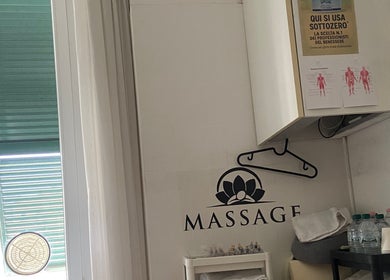 Spazio per massaggi a Nrmassaggi, Chiavari, Liguria, IT con arredamento rilassante.