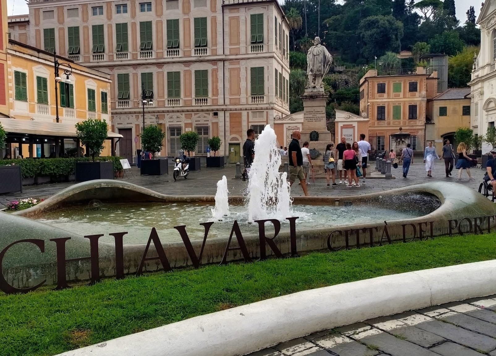 Vista della fontana centrale a Chiavari, Liguria vicino a Nrmassaggi, fulcro di bellezza e relax.