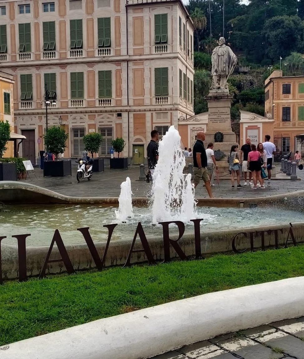 Vista della fontana centrale a Chiavari, Liguria vicino a Nrmassaggi, fulcro di bellezza e relax.