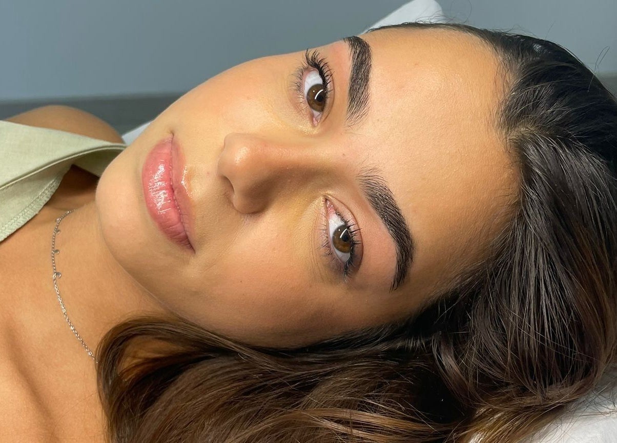 Mulher relaxada após tratamento na Ferreira Knd, Chaves, Vila Real, PT.