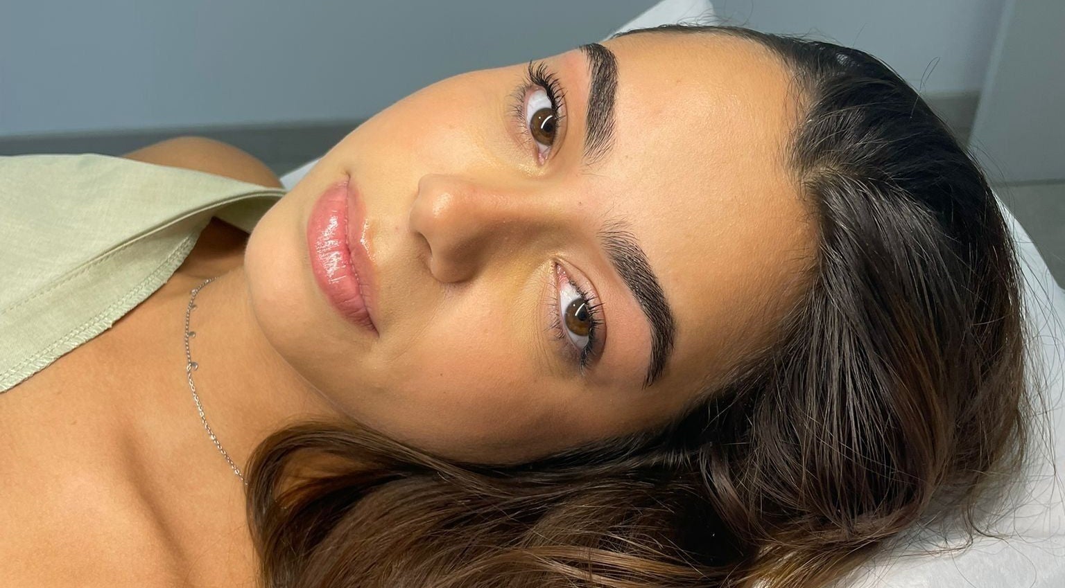 Mulher relaxada após tratamento na Ferreira Knd, Chaves, Vila Real, PT.