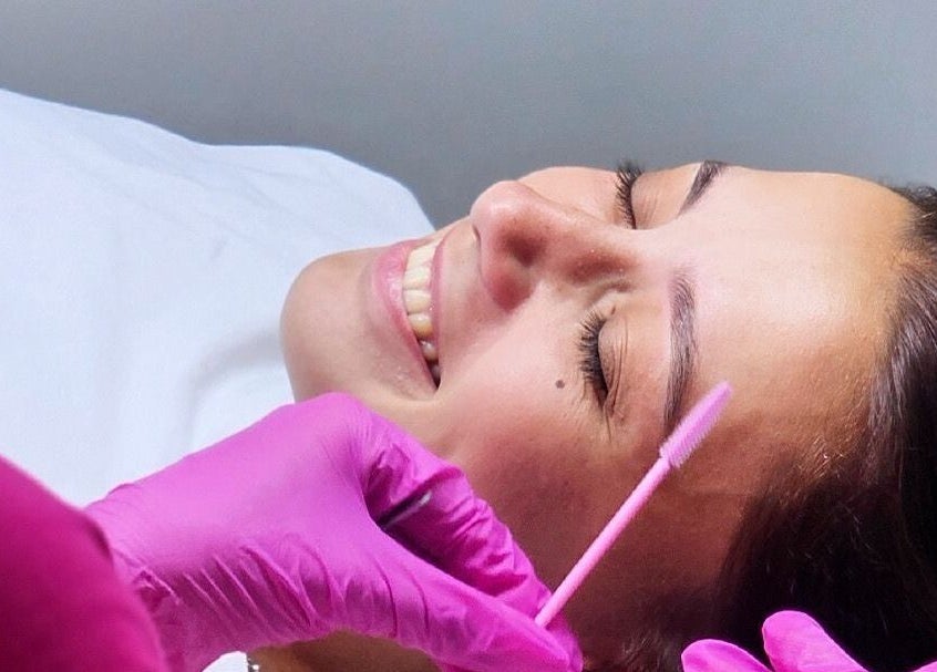 Cliente sorrindo durante tratamento de beleza na Ferreira Knd, Chaves, Vila Real, PT.