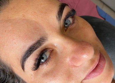 Design de pestanas por Nathalie de Andrade em Guimarães, Braga, PT, realçando olhos azuis.