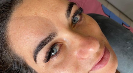 Design de pestanas por Nathalie de Andrade em Guimarães, Braga, PT, realçando olhos azuis.