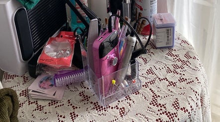 Herramientas de uñas en Amare Nails, Ciudad De Guatemala, Guatemala, GT. Entorno profesional para manicura.