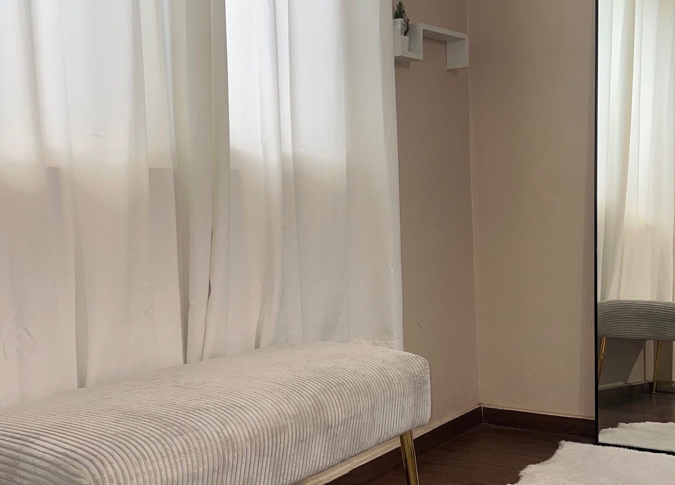 Espejo elegante y banco moderno en Stefa Studio Rd, Santo Domingo, Distrito Nacional, DO.