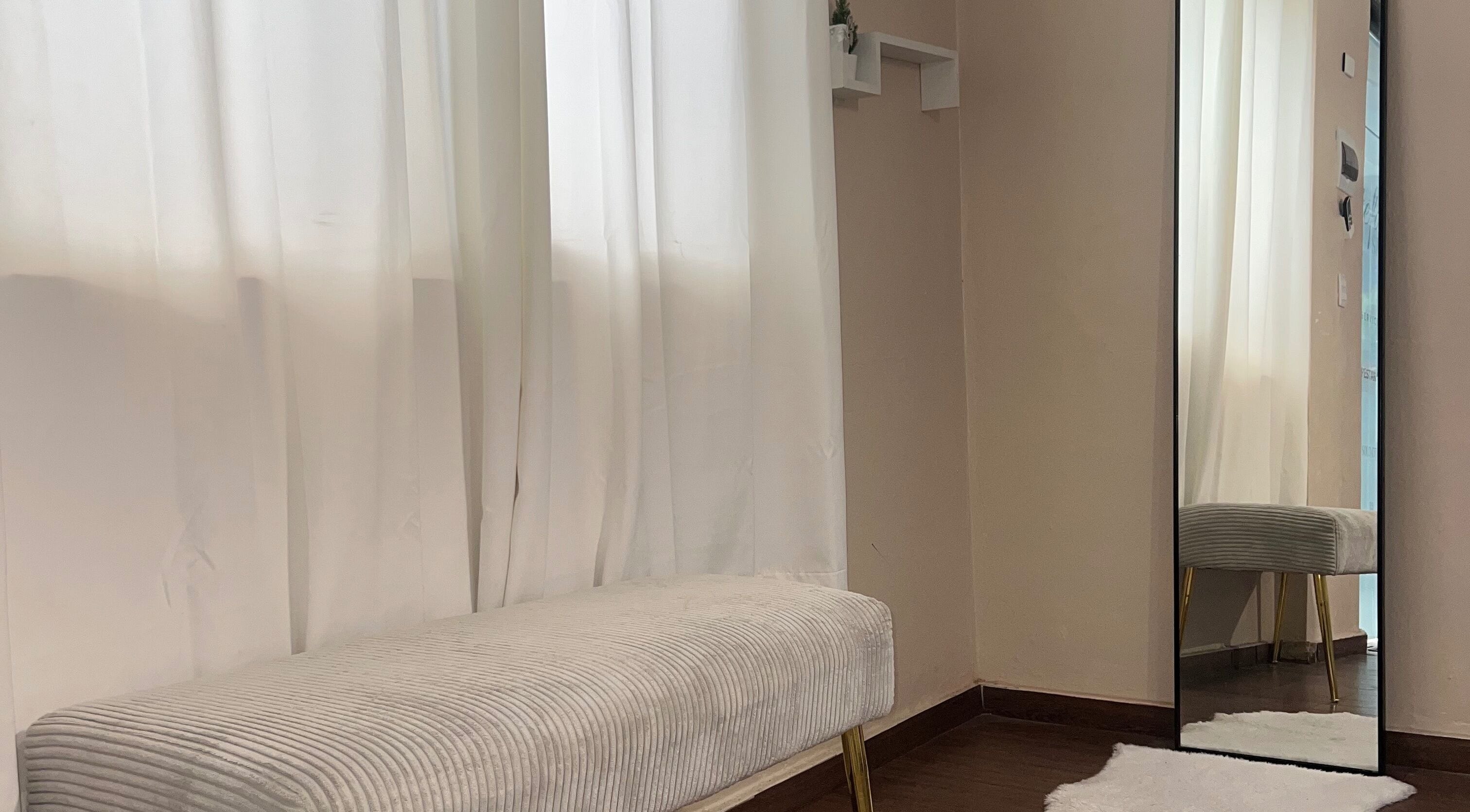 Espejo elegante y banco moderno en Stefa Studio Rd, Santo Domingo, Distrito Nacional, DO.