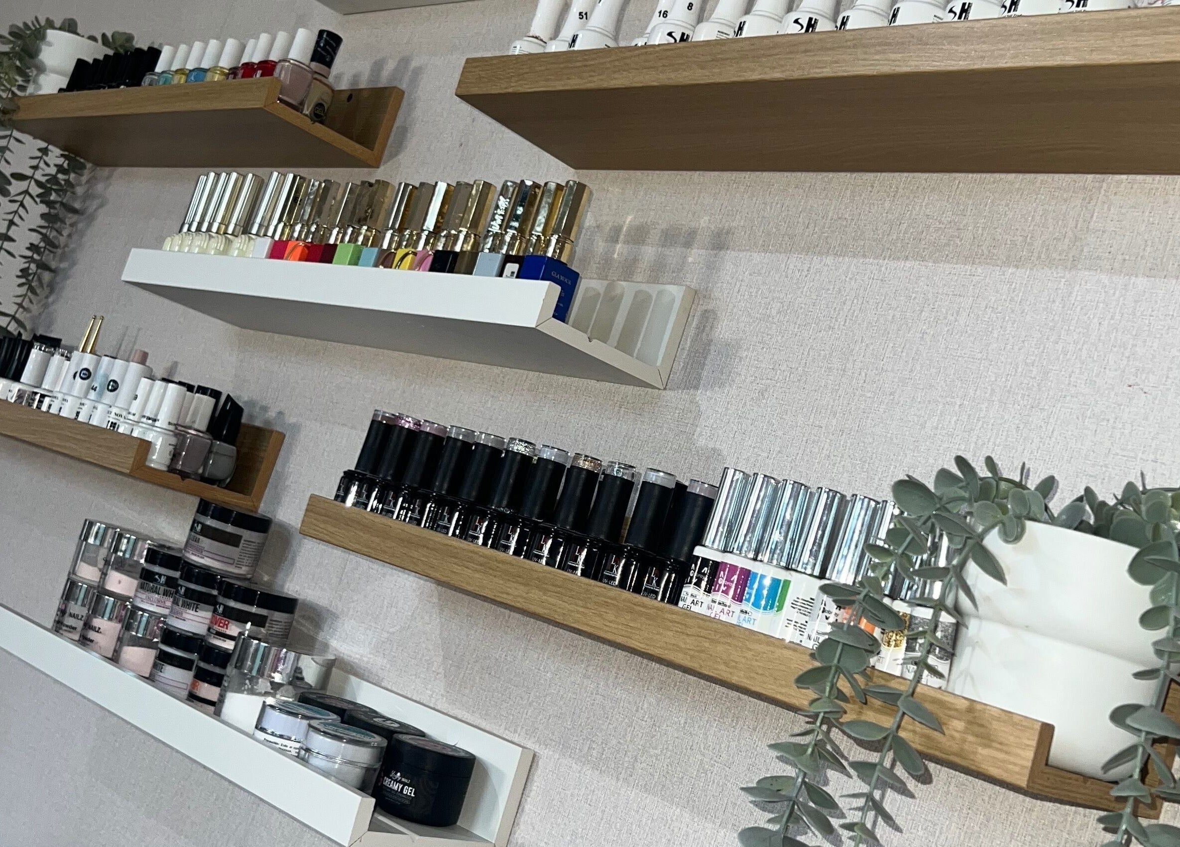 Estantes con productos de belleza en Stefa Studio Rd, Santo Domingo, Distrito Nacional, DO.