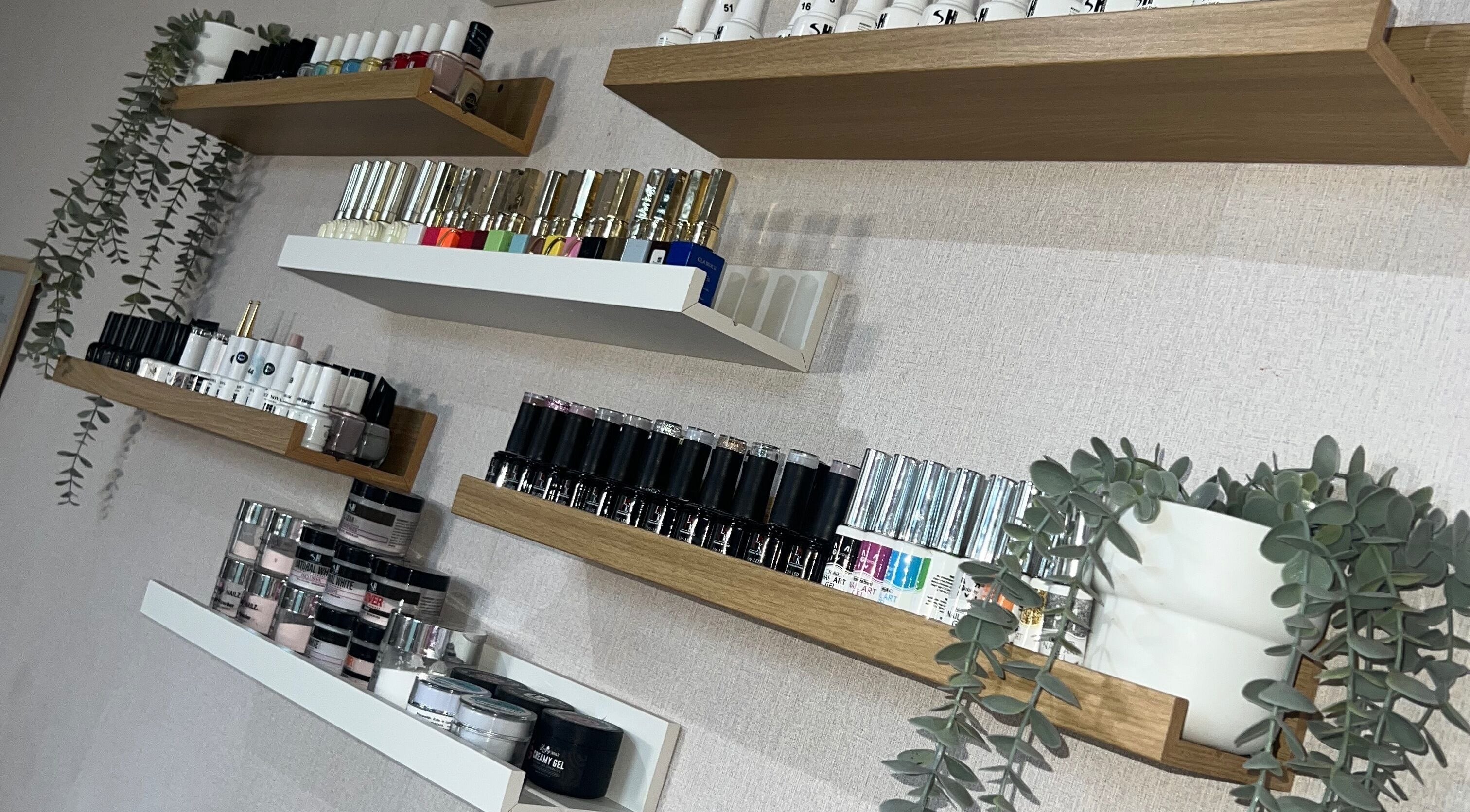 Estantes con productos de belleza en Stefa Studio Rd, Santo Domingo, Distrito Nacional, DO.