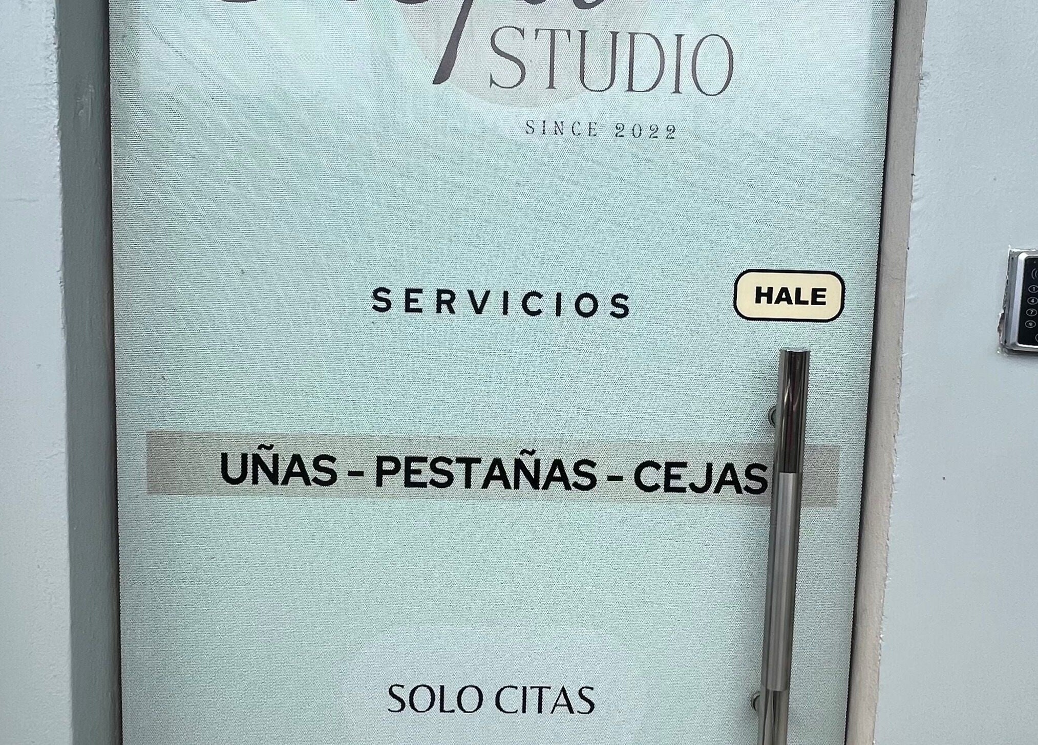 Puerta de Stefa Studio Rd en Santo Domingo, Distrito Nacional, DO, destacando servicios de belleza.