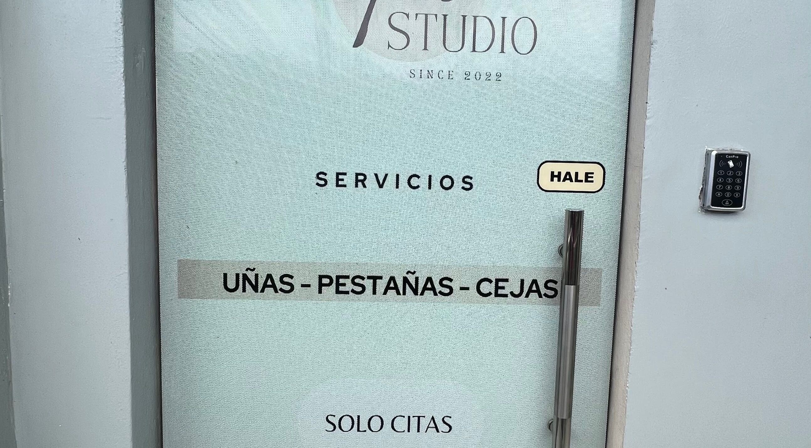 Puerta de Stefa Studio Rd en Santo Domingo, Distrito Nacional, DO, destacando servicios de belleza.
