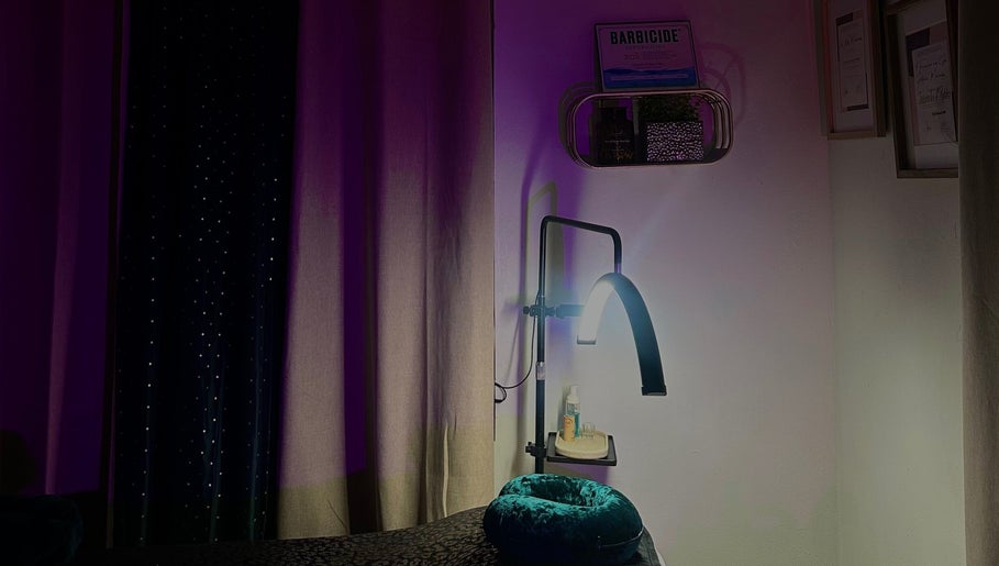 Espacio de belleza acogedor en Lyannbrows, Mayagüez, Mayagüez, PR con luz suave y decoración elegante.