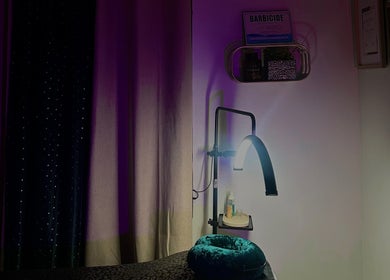 Espacio de belleza acogedor en Lyannbrows, Mayagüez, Mayagüez, PR con luz suave y decoración elegante.
