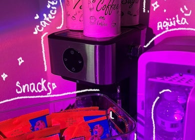 Zona de café, snacks y bebidas en Lyannbrows, Mayagüez, PR, creando un ambiente acogedor.