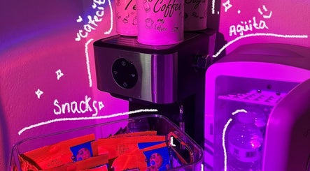 Zona de café, snacks y bebidas en Lyannbrows, Mayagüez, PR, creando un ambiente acogedor.
