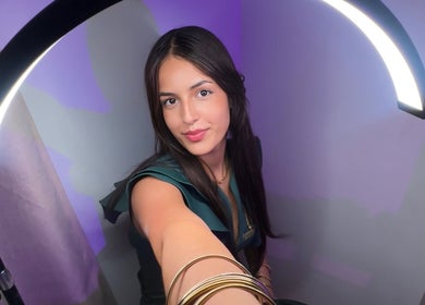 Mujer con luz circular en Lyannbrows, Mayagüez, Mayagüez, PR, mostrando una técnica de bienestar.
