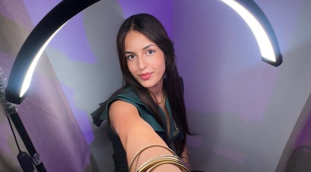 Mujer con luz circular en Lyannbrows, Mayagüez, Mayagüez, PR, mostrando una técnica de bienestar.