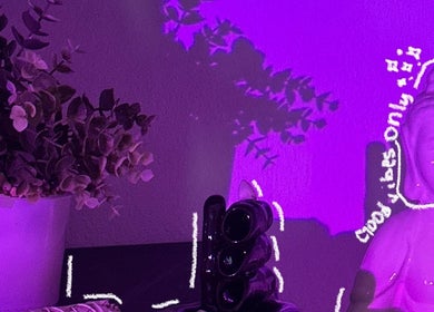 Decoración zen con iluminación púrpura en Lyannbrows, Mayagüez, Mayagüez, PR. Ambiente relajante y estético.