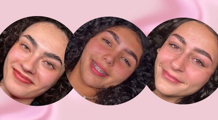 Mujeres con cejas perfectas en Lyannbrows, Mayagüez, PR, mostrando resultados de belleza y bienestar.