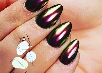 Ongles en gel chromé à Loveliness, Soultz-haut-rhin, Grand Est, FR, offrant une manucure éclatante.