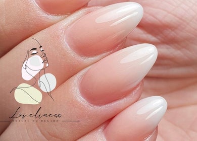 Manucure élégante à Loveliness, Soultz-haut-rhin, Grand Est, FR, mettant en valeur des ongles subtils et raffinés.
