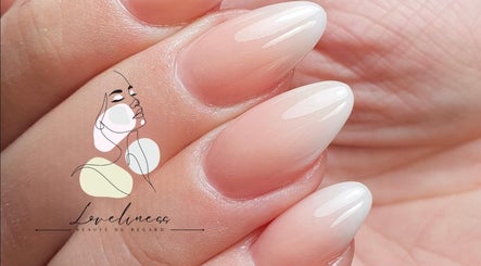 Manucure élégante à Loveliness, Soultz-haut-rhin, Grand Est, FR, mettant en valeur des ongles subtils et raffinés.