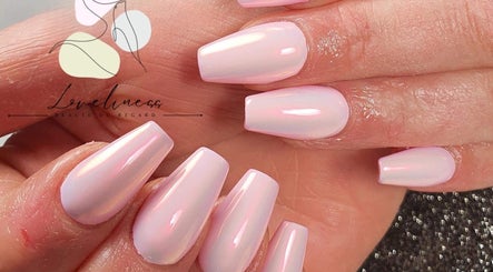 Ongles roses brillants à Loveliness, Soultz-haut-rhin, Grand Est, FR, mettant en valeur un style élégant.