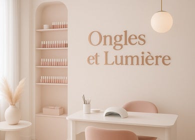 Intérieur élégant de Ongle et Lumière à Saint-martin-de-crau, Provence, avec une décoration moderne et apaisante.