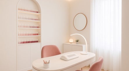 Intérieur chic chez Ongle et Lumière, Saint-Martin-de-Crau, Provence-Alpes-Côte D'Azur, FR, avec décor pastel.
