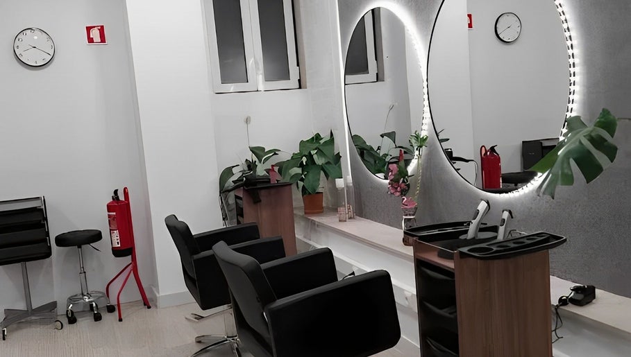 Interior moderno do salão KS Redondo em Lisboa, Lisboa, PT, com espelhos e cadeiras elegantes.