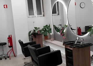 Interior moderno do salão KS Redondo em Lisboa, Lisboa, PT, com espelhos e cadeiras elegantes.