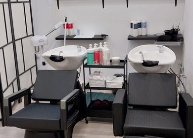 Área de lavagem do cabelo no KS Redondo, Lisboa, Lisboa, PT, com cadeiras confortáveis e produtos de beleza.
