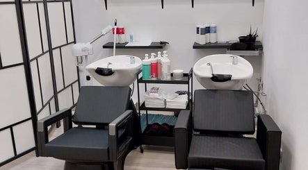 Área de lavagem do cabelo no KS Redondo, Lisboa, Lisboa, PT, com cadeiras confortáveis e produtos de beleza.