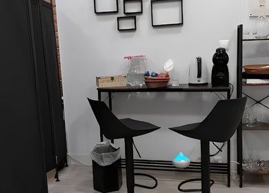 Cantinho acolhedor no KS Redondo, Lisboa, Lisboa, PT, com cadeiras elegantes e decoração minimalista.