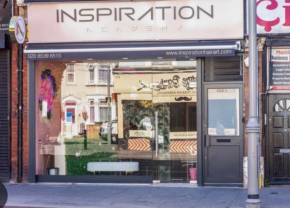 Exterior view of Becks Lbl X salon in London, England, GB with stylish glass front.