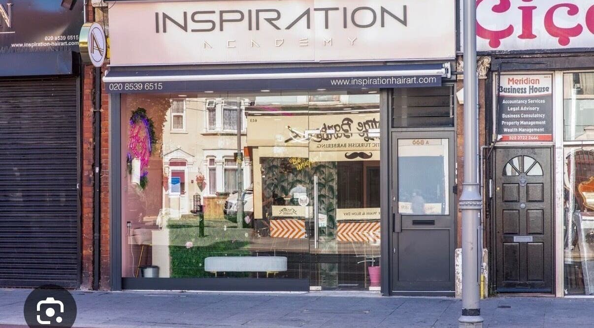 Exterior view of Becks Lbl X salon in London, England, GB with stylish glass front.