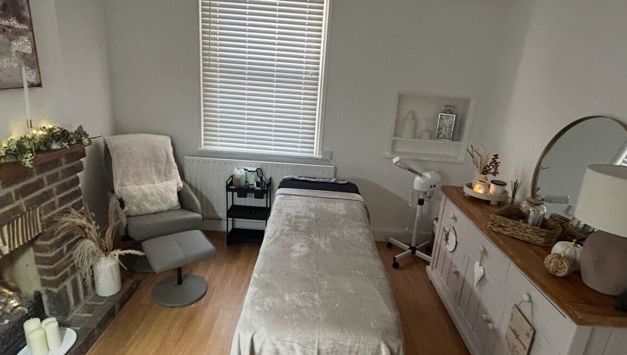 Relaxing treatment room at Hollie’s Beauty Room, Eastbourne, England, GB with soft lighting and cozy decor.