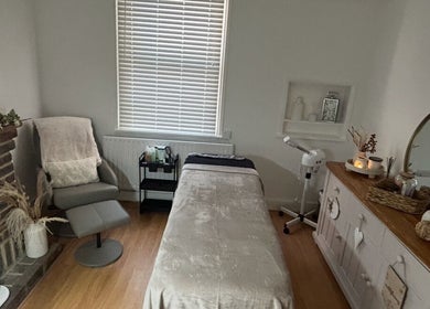 Relaxing treatment room at Hollie’s Beauty Room, Eastbourne, England, GB with soft lighting and cozy decor.