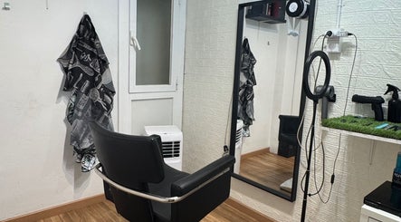 Interior moderno de YCDbarber en Viladecans, Catalunya, ES, con silla de peluquería y espejo grande.