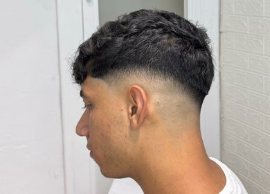 Corte de cabello fade moderno en YCDbarber, Viladecans, Catalunya, ES. Estilo juvenil y pulido.