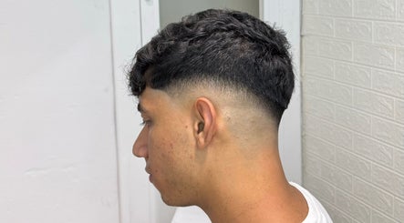 Corte de cabello fade moderno en YCDbarber, Viladecans, Catalunya, ES. Estilo juvenil y pulido.