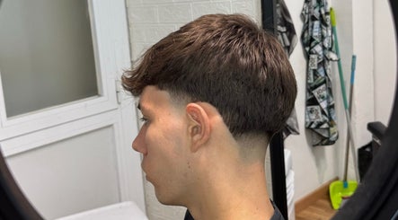 Corte de cabello moderno en YCDbarber, Viladecans, Catalunya, ES. Estilo fresco y elegante.