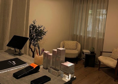 Ugodan prostor Mystic Oasis doo u Splitu s udobnim stolicama i proizvodima za njegu kože.