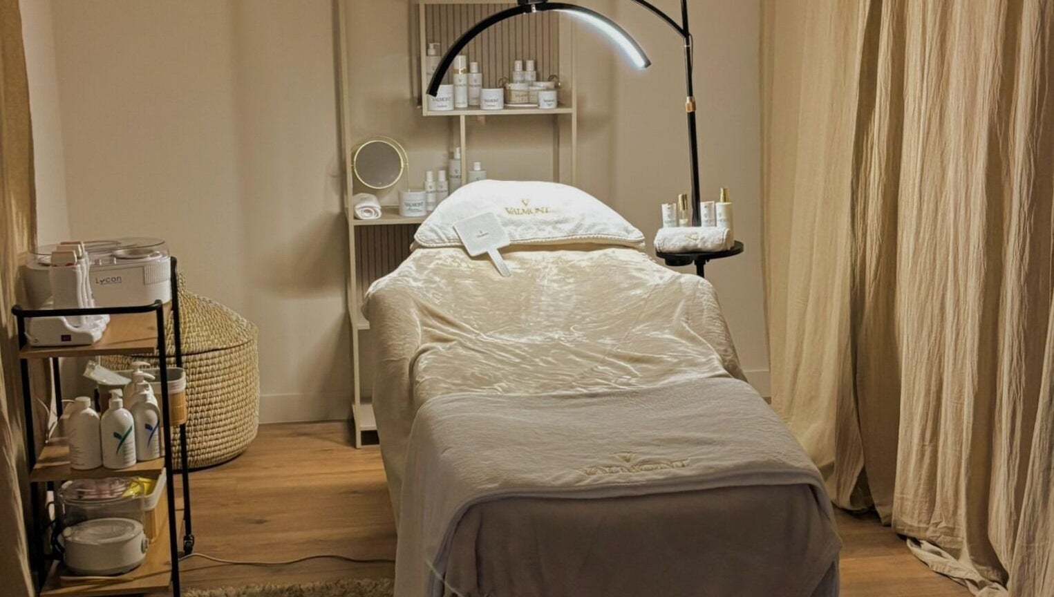 Sobica za tretmane u Mystic Oasis doo, Split, Splitsko-dalmatinska Županija, HR. Elegantni bež tonovi.