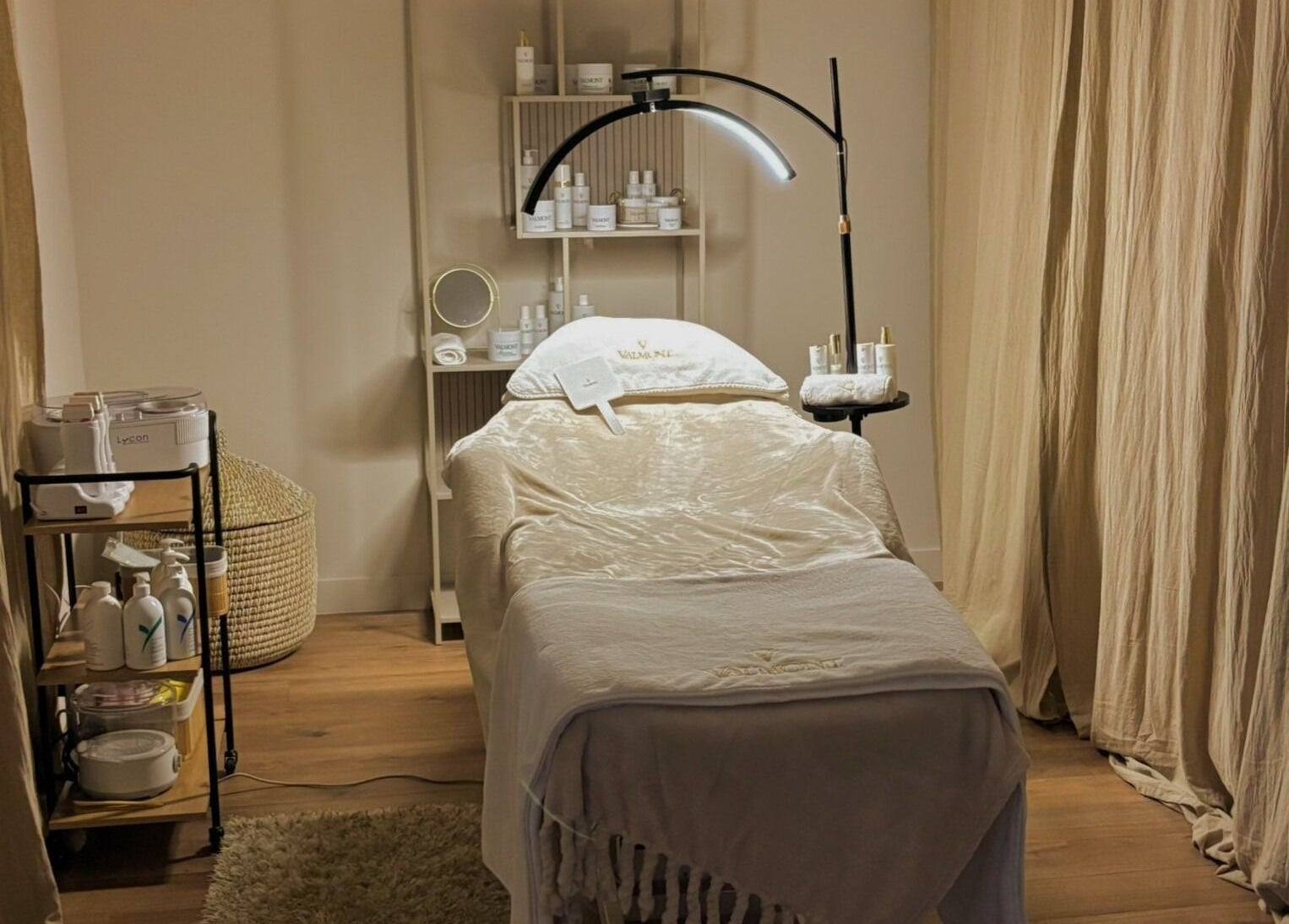 Sobica za tretmane u Mystic Oasis doo, Split, Splitsko-dalmatinska Županija, HR. Elegantni bež tonovi.